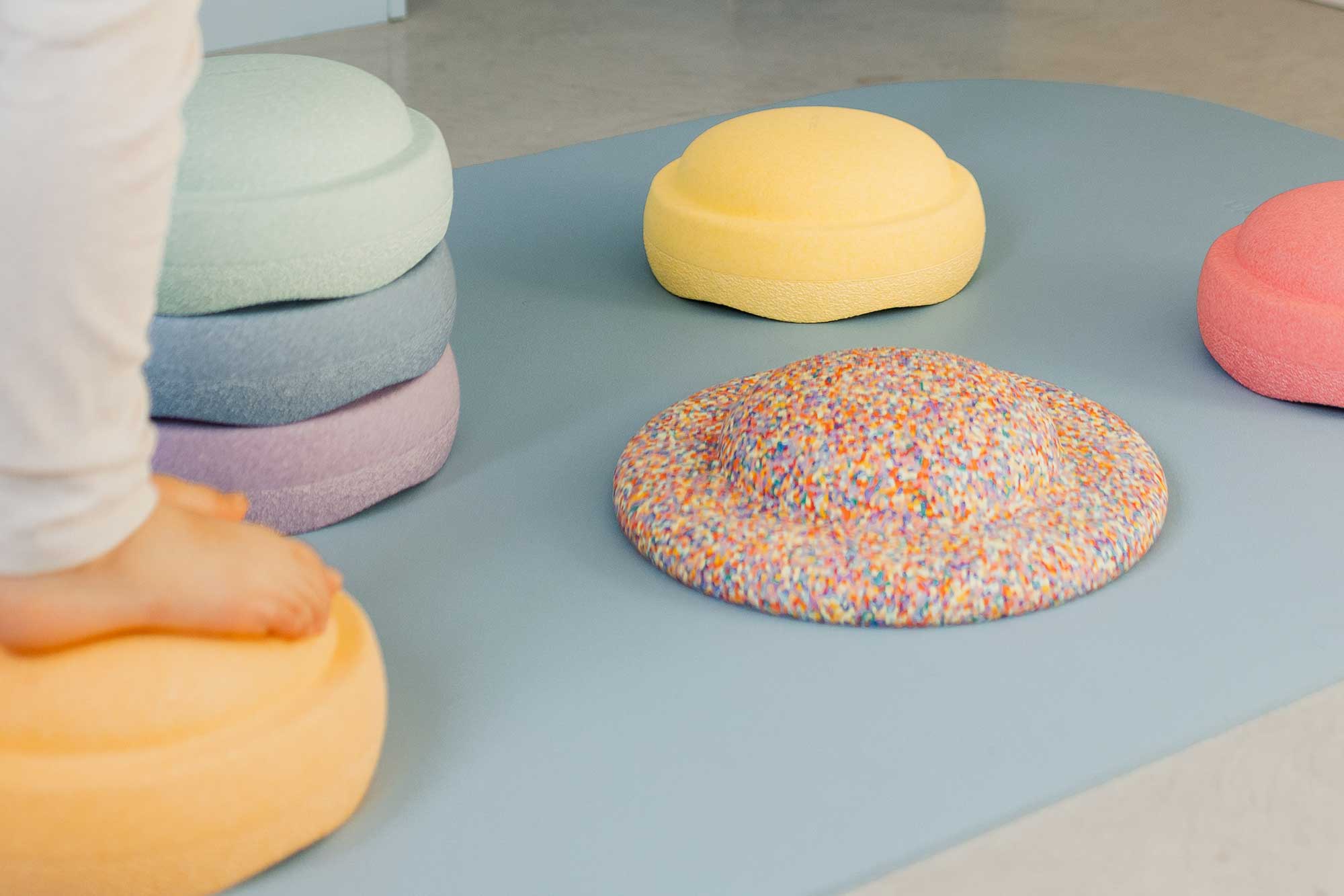 bunte Stapelsteine auf dem Boden